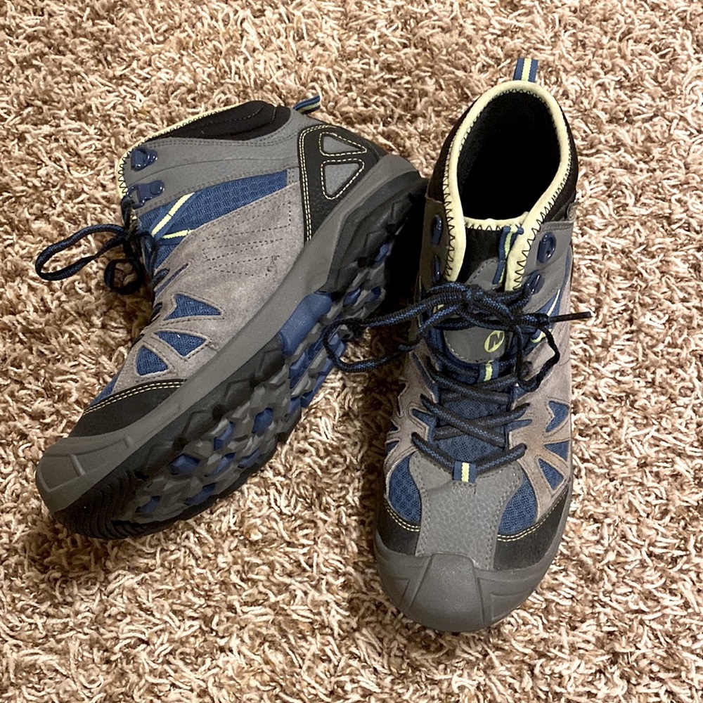 Merrell CAPRA MID WATERPROOF Boys Boots. Like New